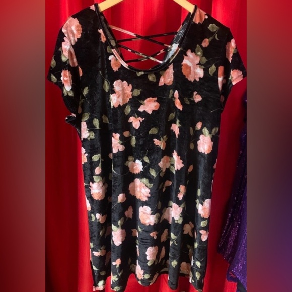 Vibes Dresses & Skirts - VIBES 👗 BLACK & PINK ROSE FLORAL PATTERN LACE-UP VELVET SWING DRESS Women’s 2X